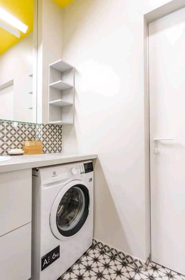 Happy Inn Vip, Self Check-In-24X7, A-C, Parking-In-The-Underground-Garage VNO Eksteriør billede